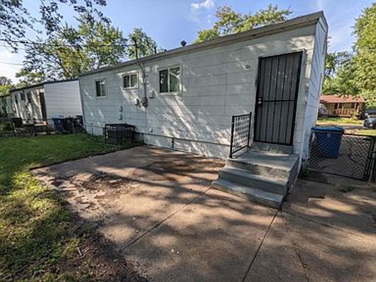 1128 Scott Ave - Photo 5 of 26