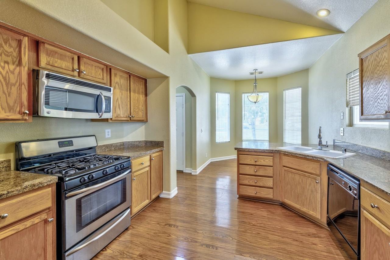933 Scarlet Haze Ave - Photo 4 of 16