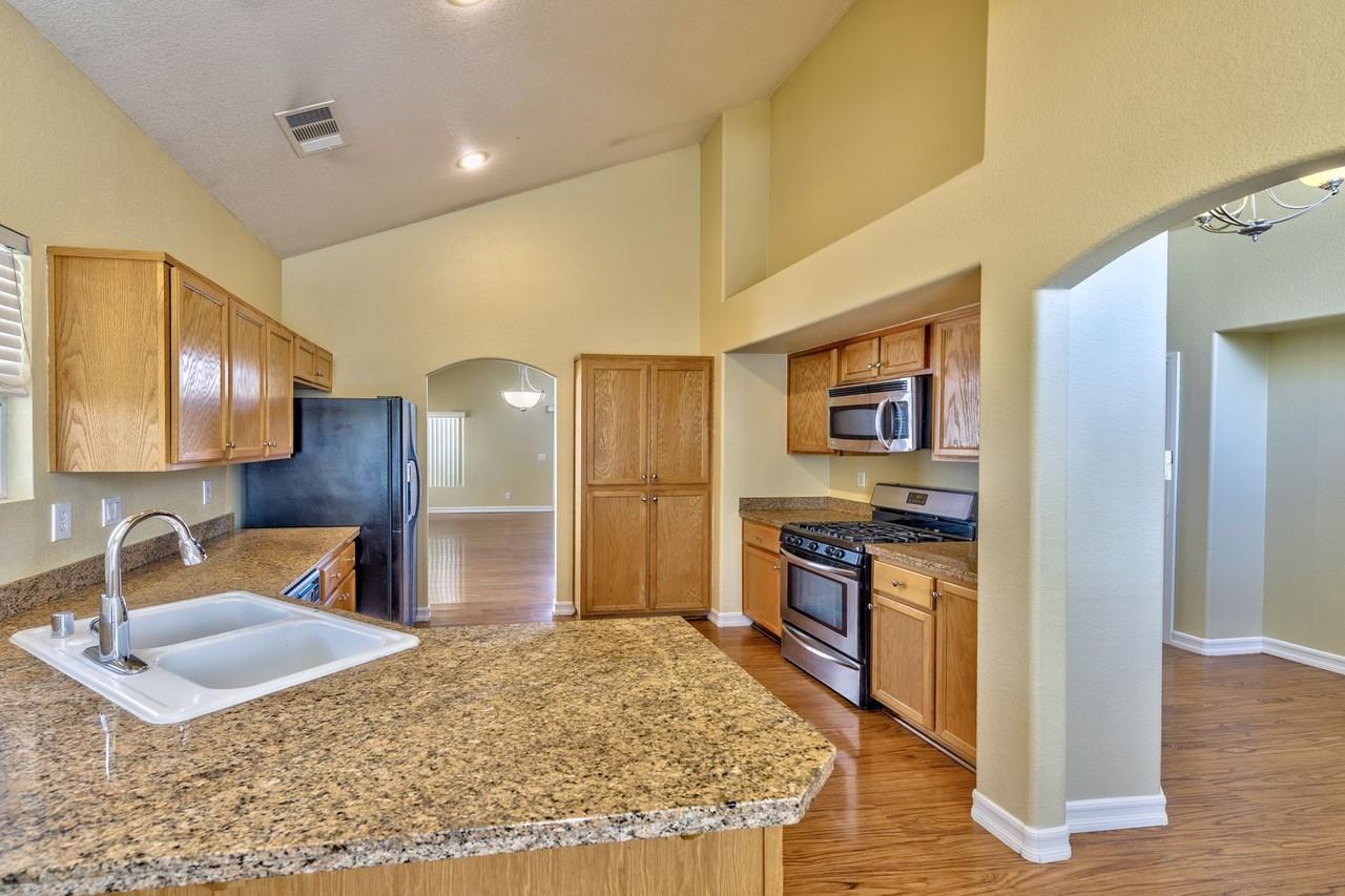 933 Scarlet Haze Ave - Photo 5 of 16
