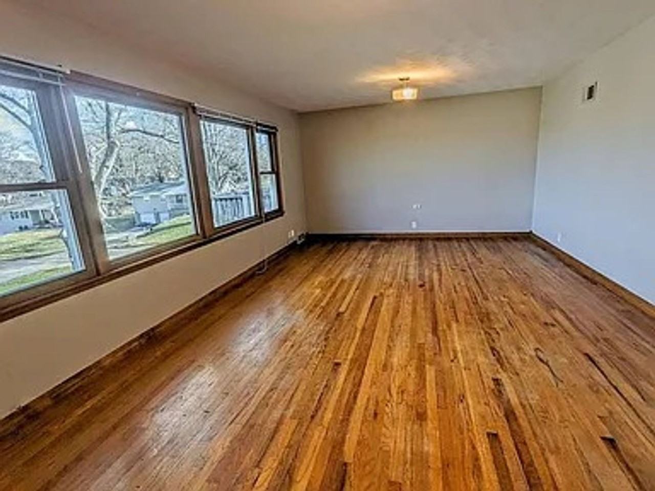 10506 Hilltop Rd - Photo 3 of 18