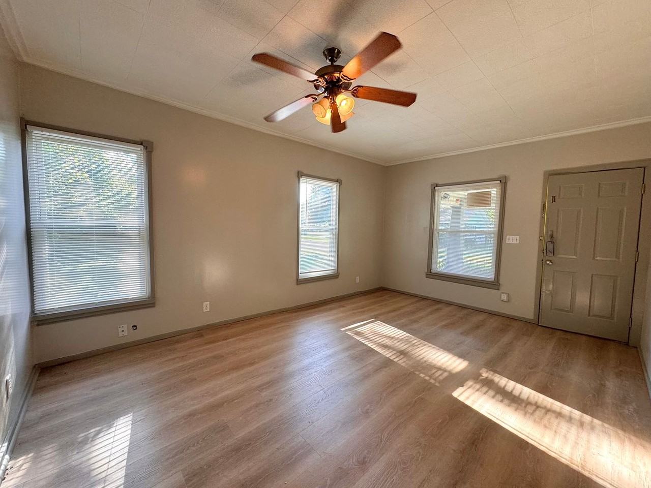 2608 E Archer St - Photo 3 of 7