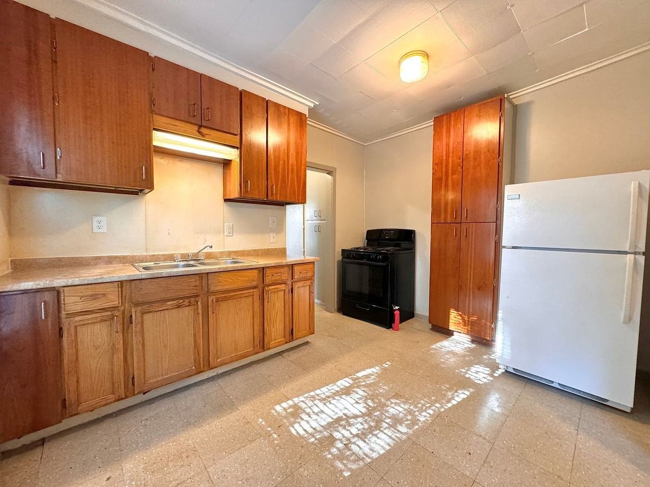 2608 E Archer St - Photo 5 of 7