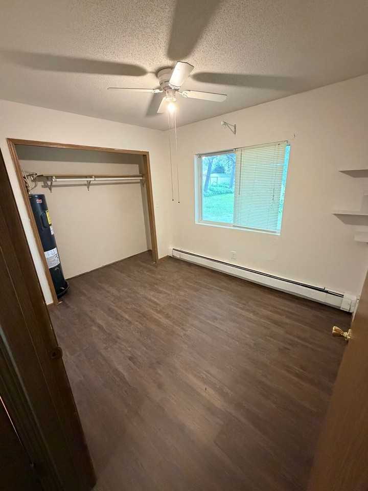 112 7th Ave Se - Photo 2 of 5