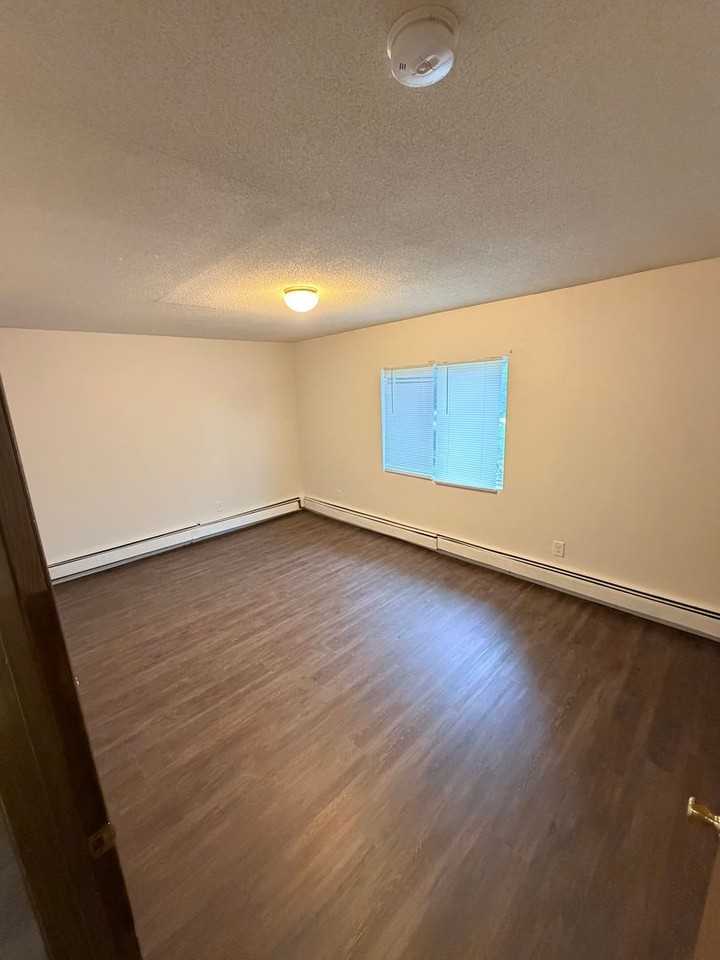 112 7th Ave Se - Photo 3 of 5