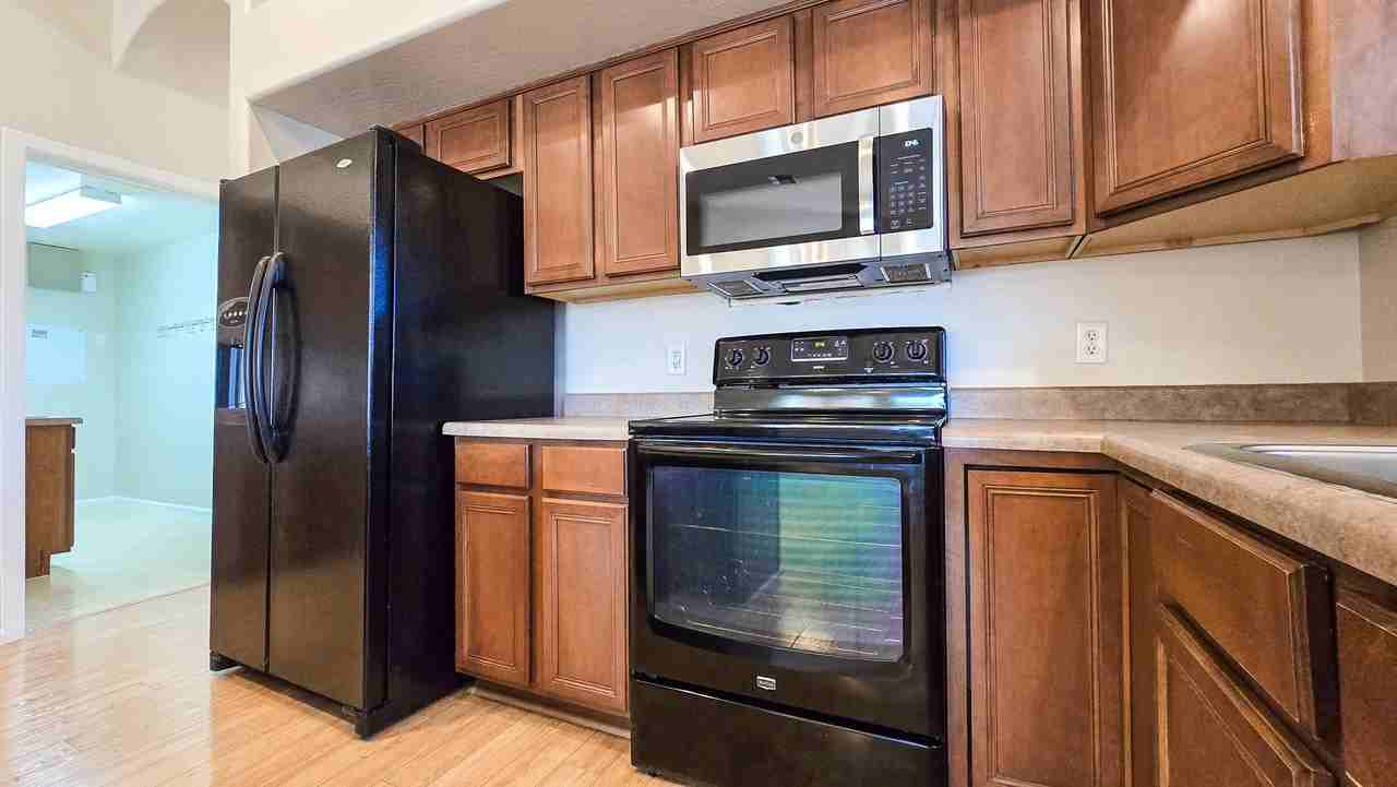 16141 W Gibson Ln - Photo 7 of 37
