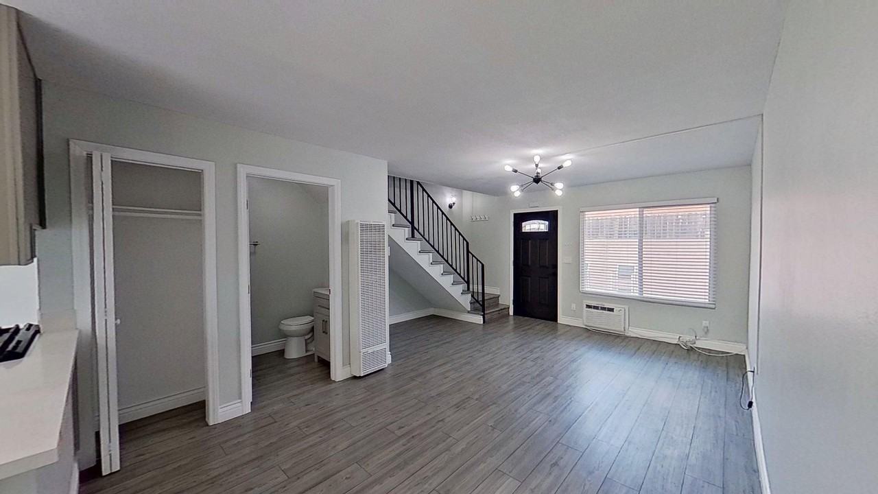 10692 Oak St - Photo 5 of 25