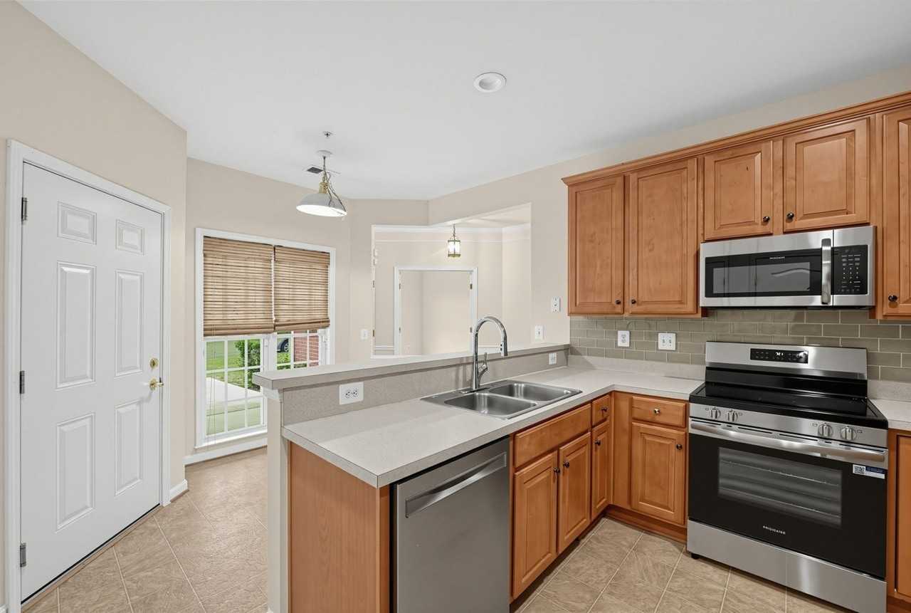 1504 Sapphire Ct - Photo 3 of 36