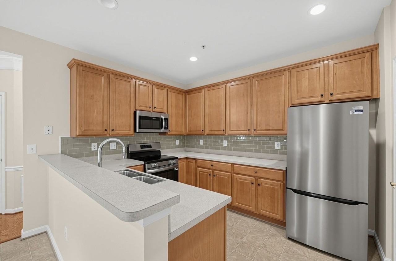1504 Sapphire Ct - Photo 6 of 36