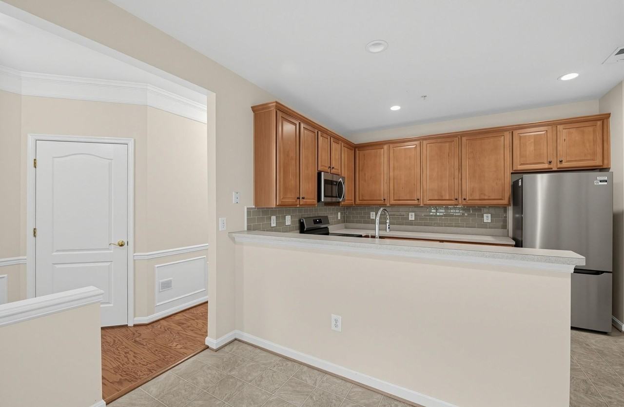 1504 Sapphire Ct - Photo 5 of 36