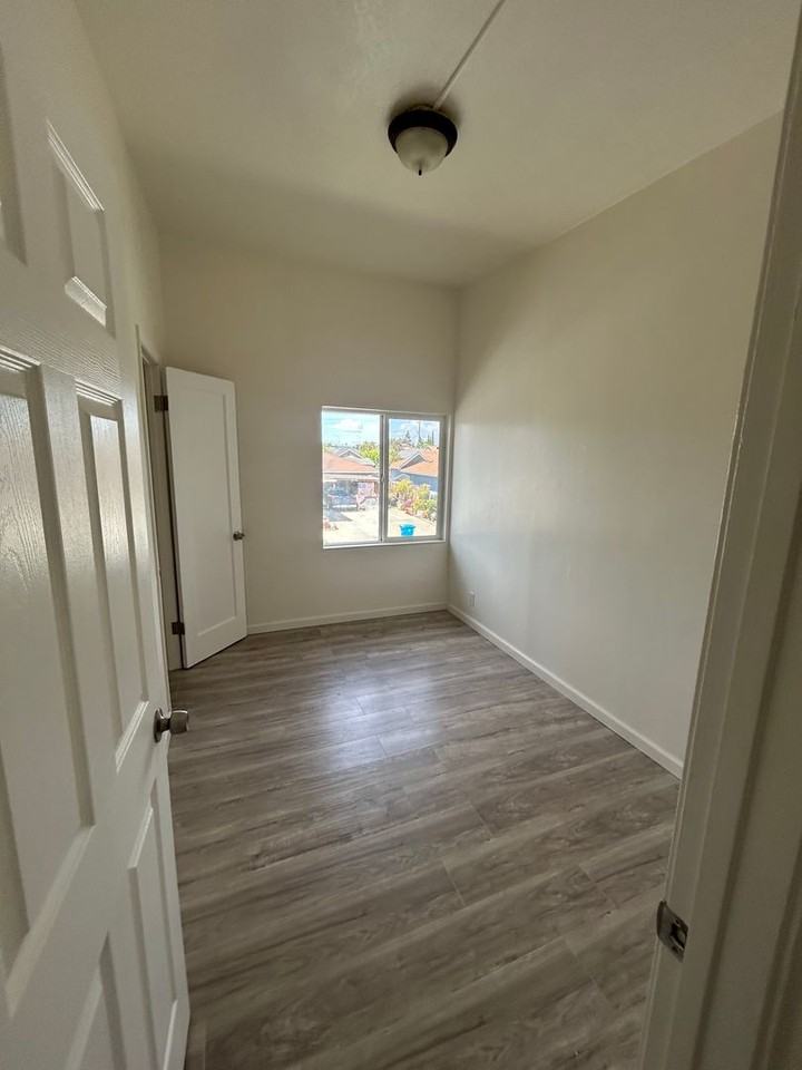 991 Suiter St - Photo 3 of 9