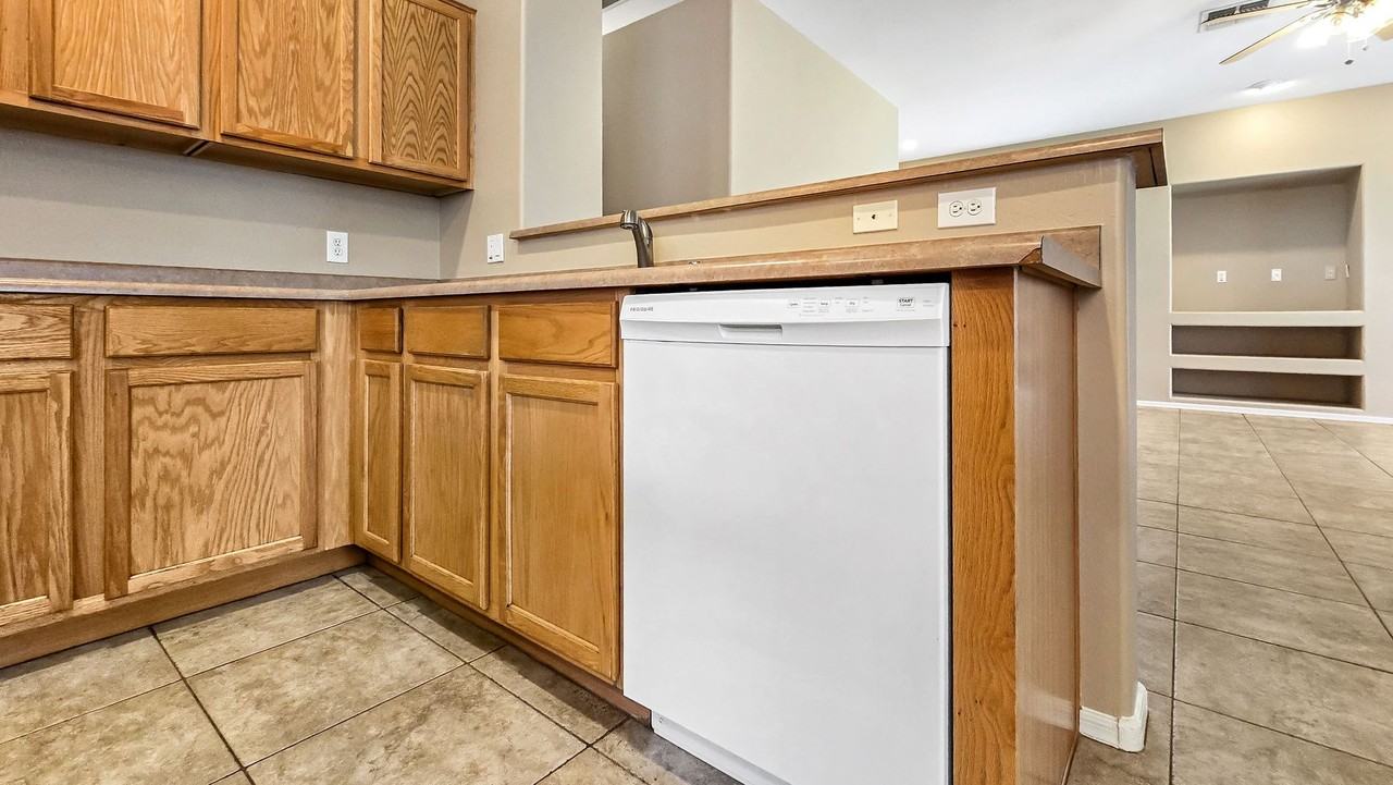 12523 W Estero Ln - Photo 6 of 27
