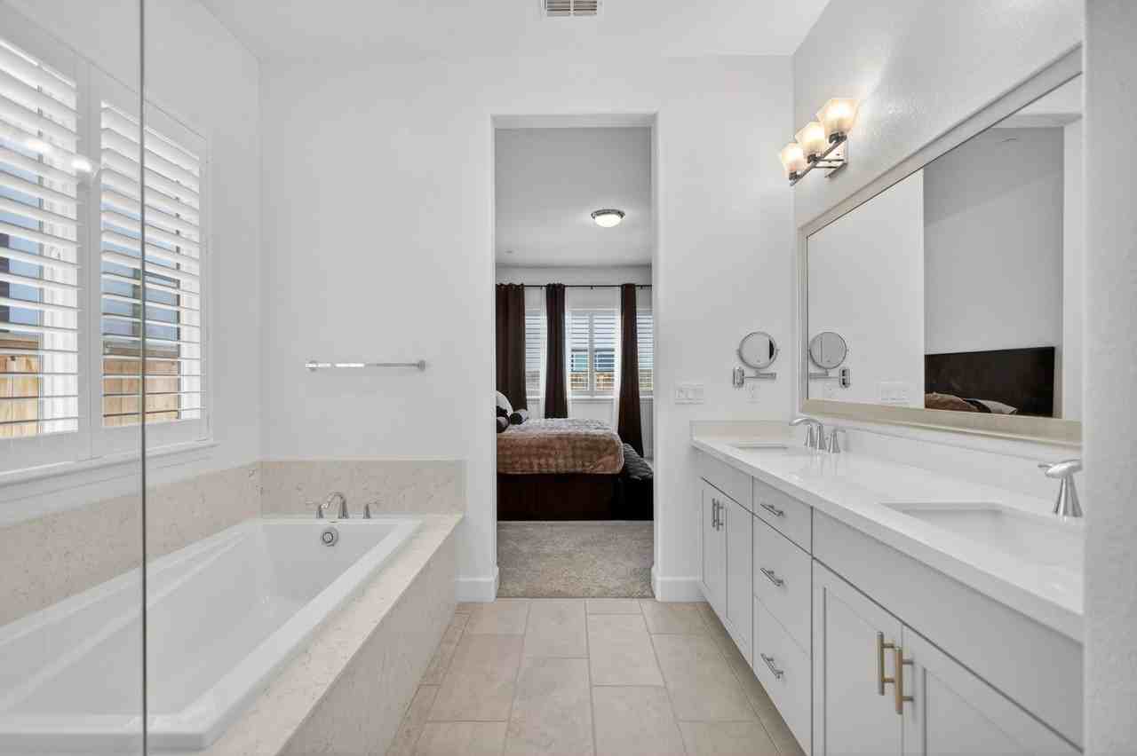 5685 Sailrock St - Photo 7 of 48