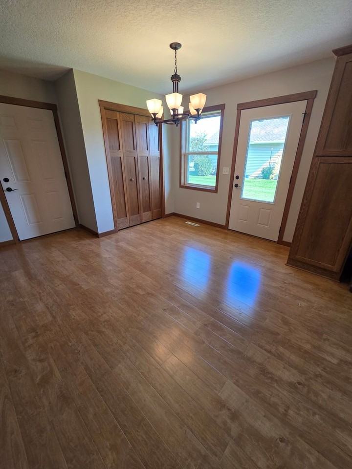38231 Ewing Ct - Photo 3 of 15