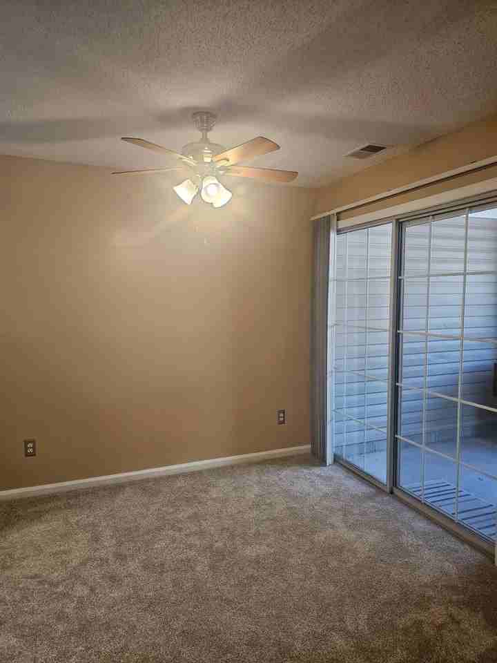 315 Gainsborough Sq - Photo 7 of 29