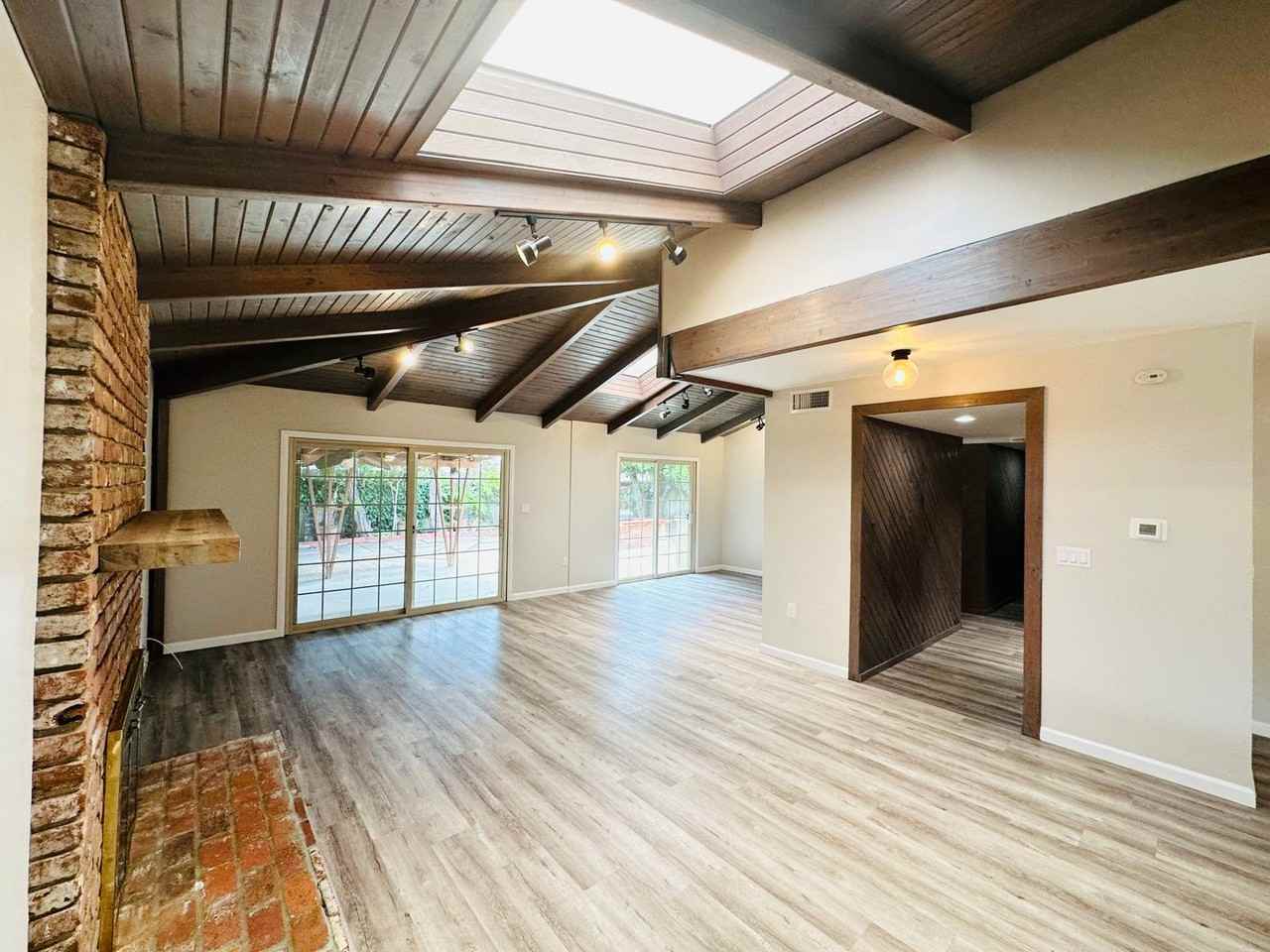 5831 Scripps St - Photo 4 of 38