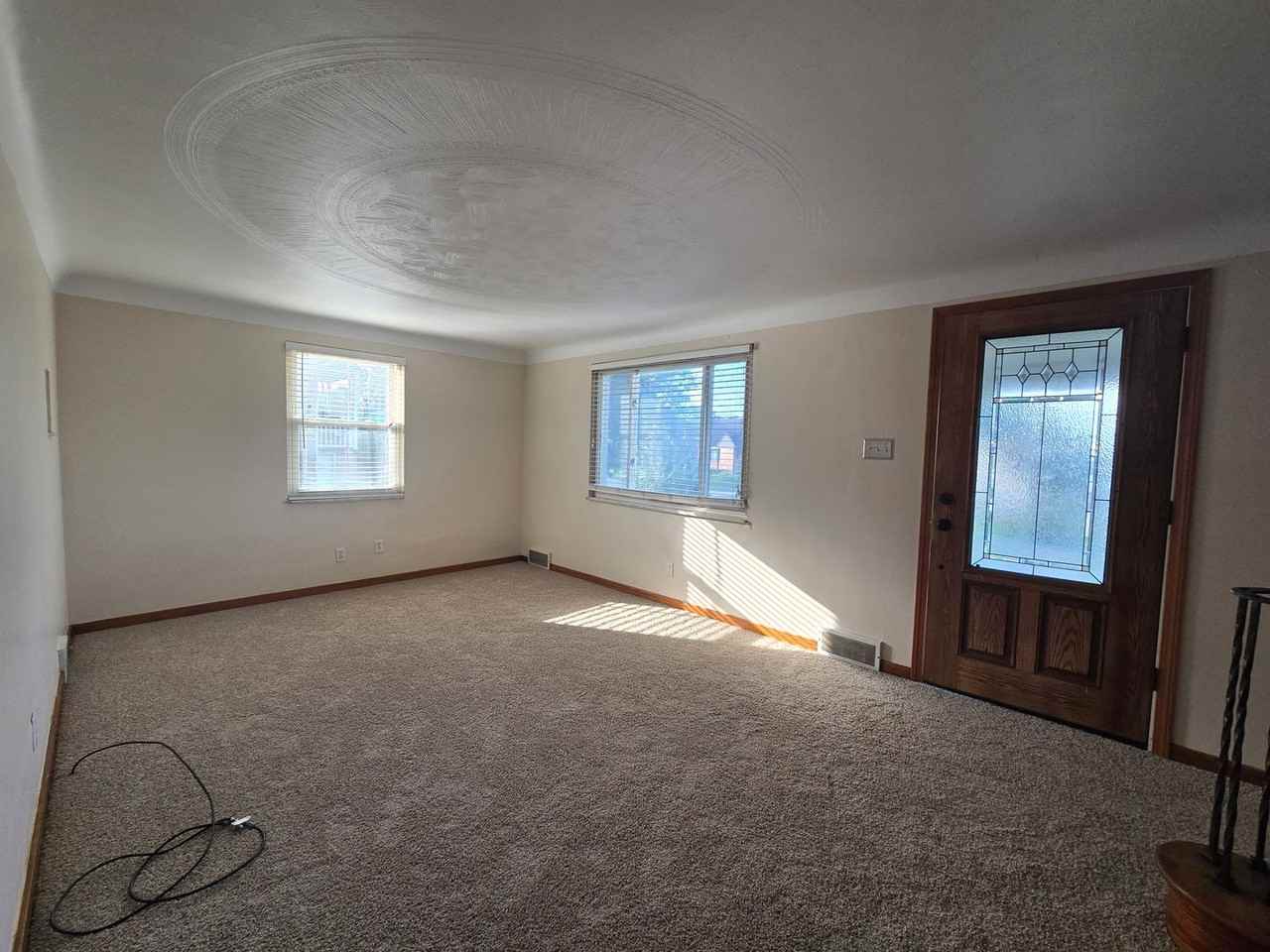305 Longview Dr - Photo 3 of 14