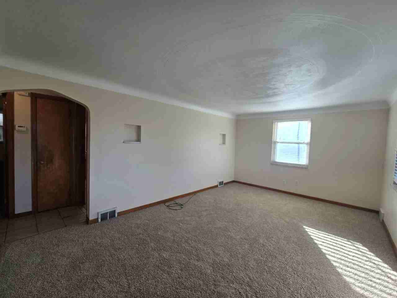 305 Longview Dr - Photo 4 of 14