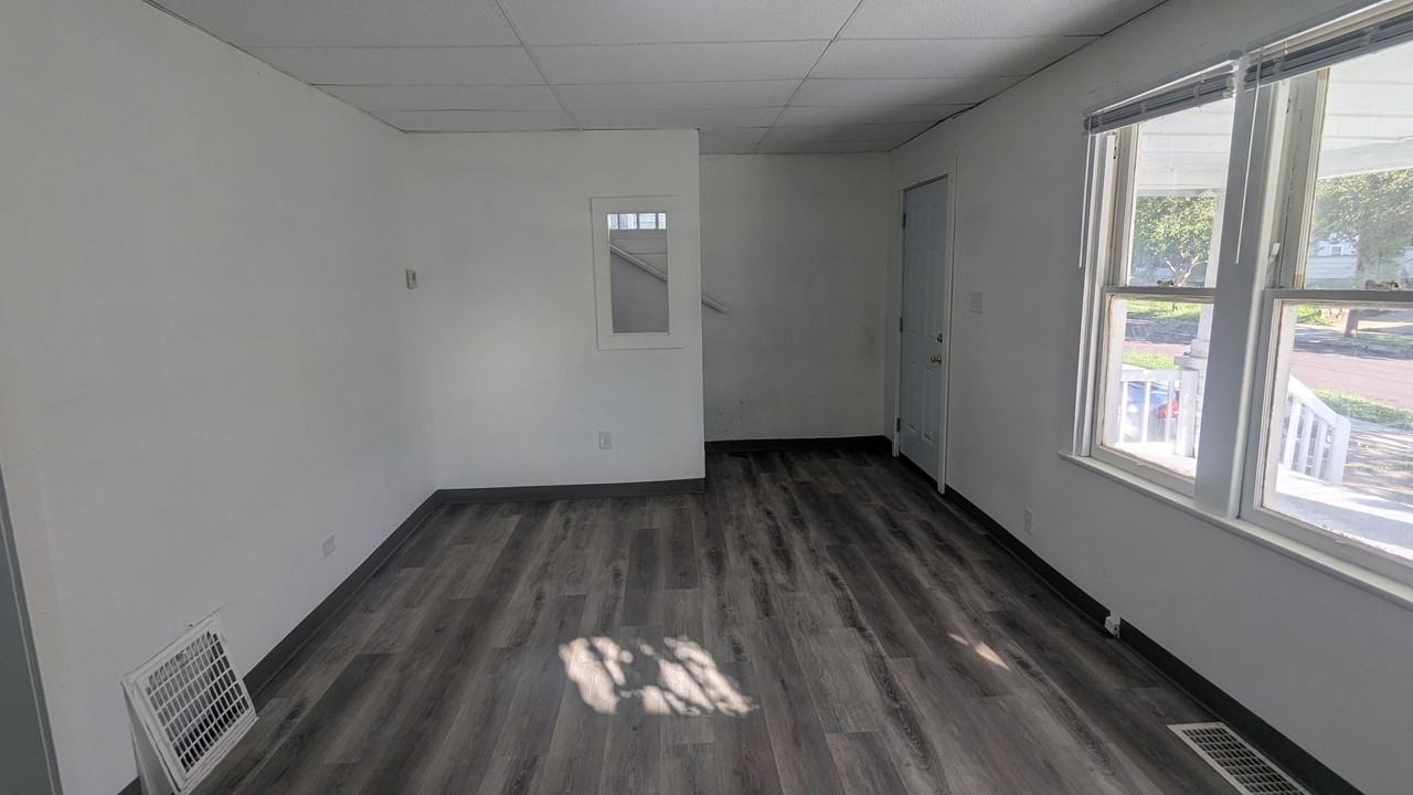 711 Roselawn Ave - Photo 7 of 38
