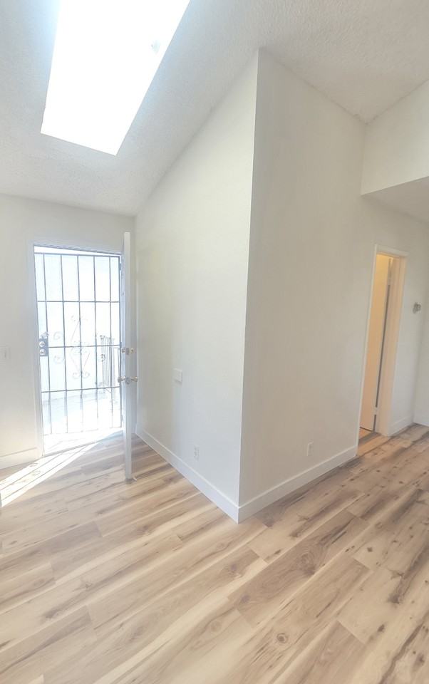 714 N Clementine - Photo 2 of 16