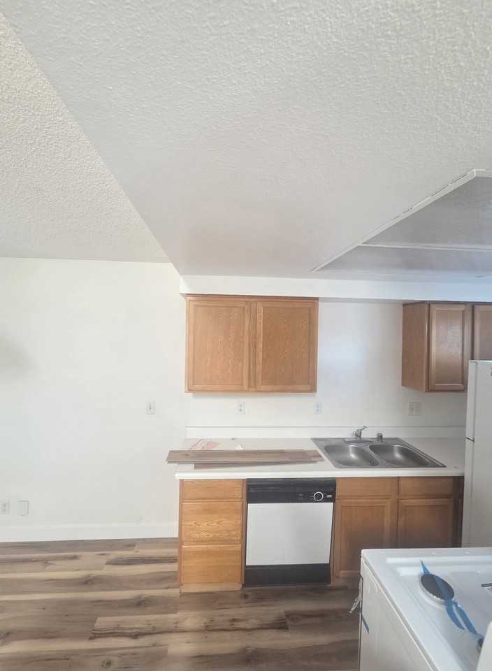 714 N Clementine - Photo 3 of 16