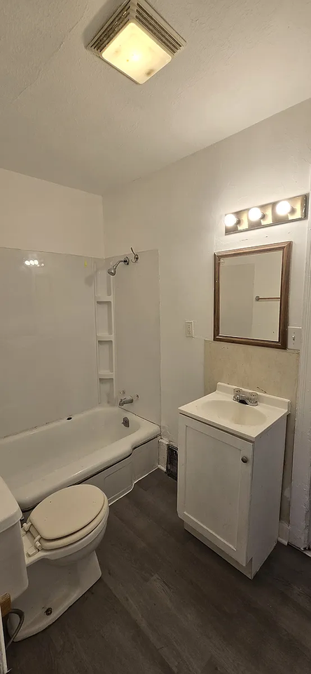 2200 W Walnut St - Photo 2 of 8
