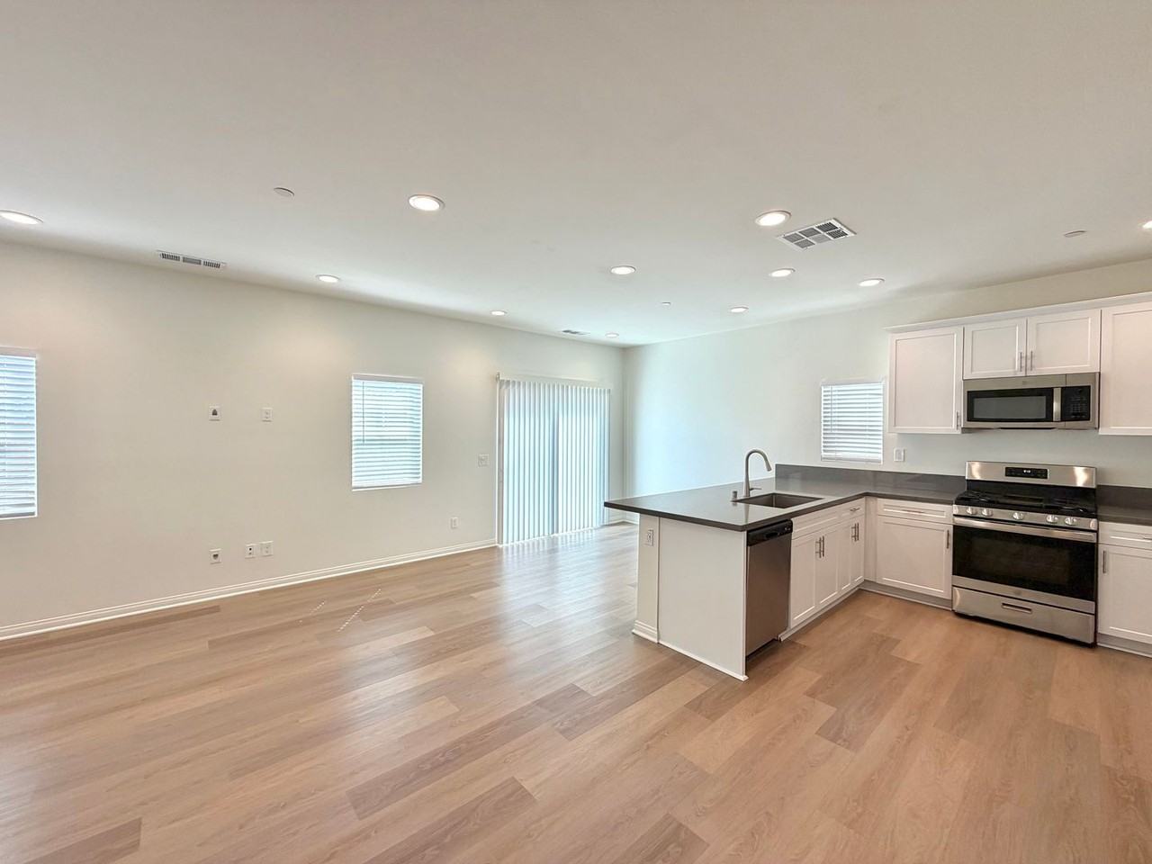 163 N Lassen Ave - Photo 3 of 23