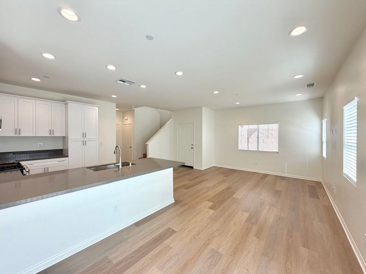 163 N Lassen Ave - Photo 5 of 23