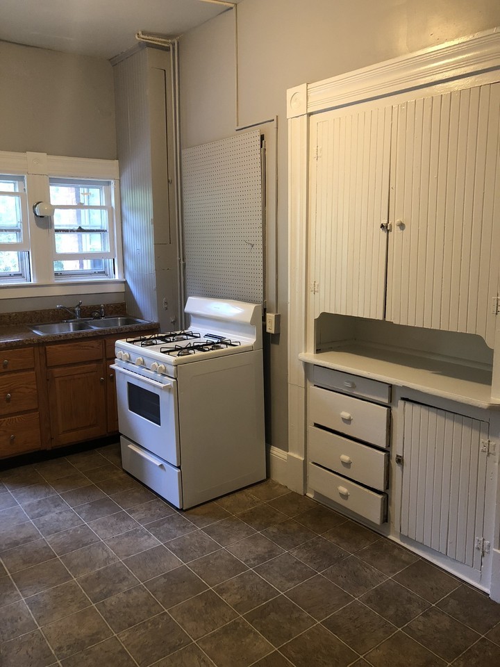 295 Maple Street - Photo 5 of 11