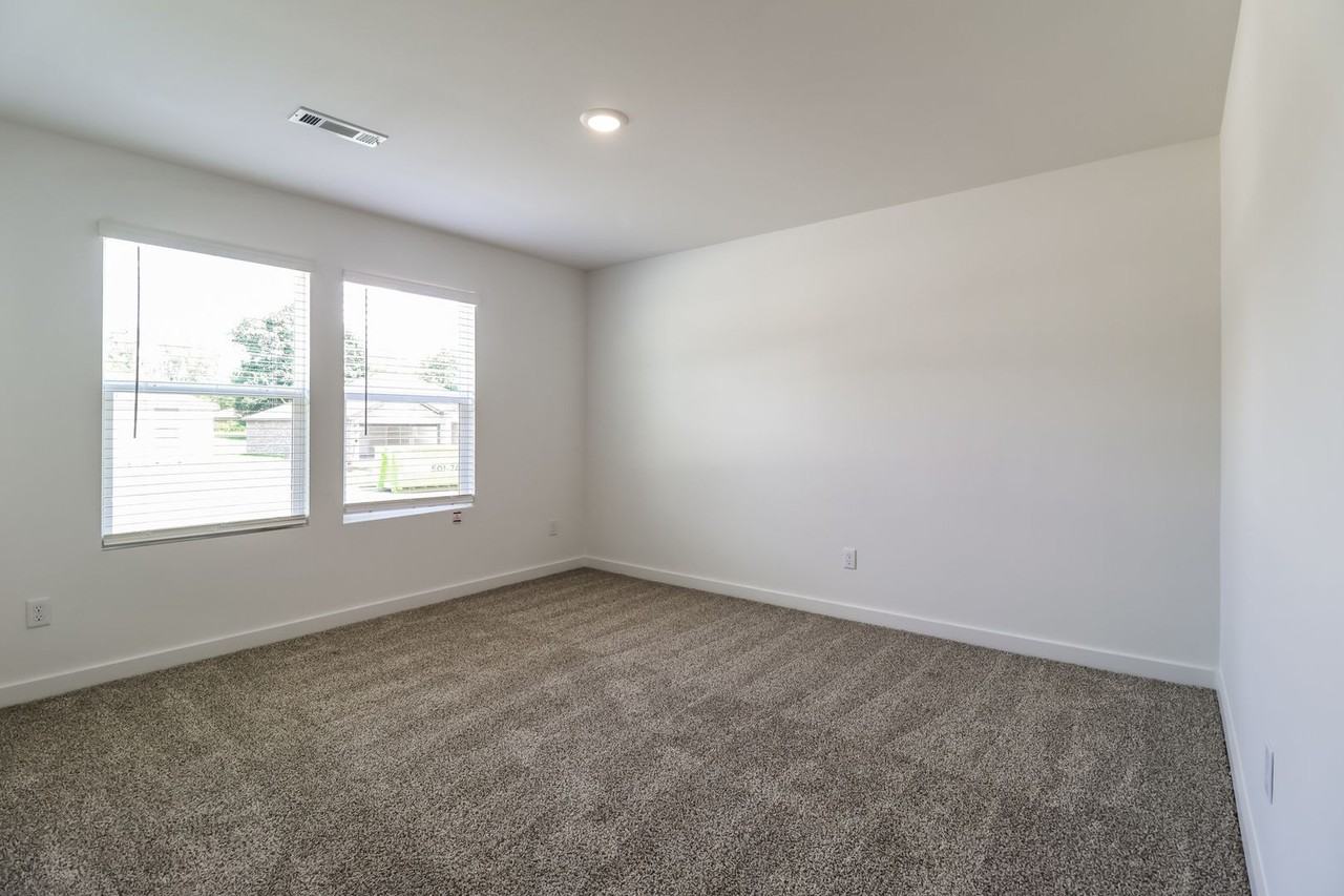 110 E Fredonia Ct - Photo 6 of 20