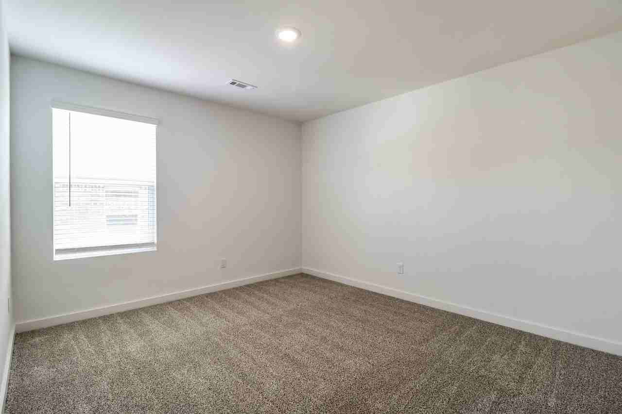 110 E Fredonia Ct - Photo 7 of 20