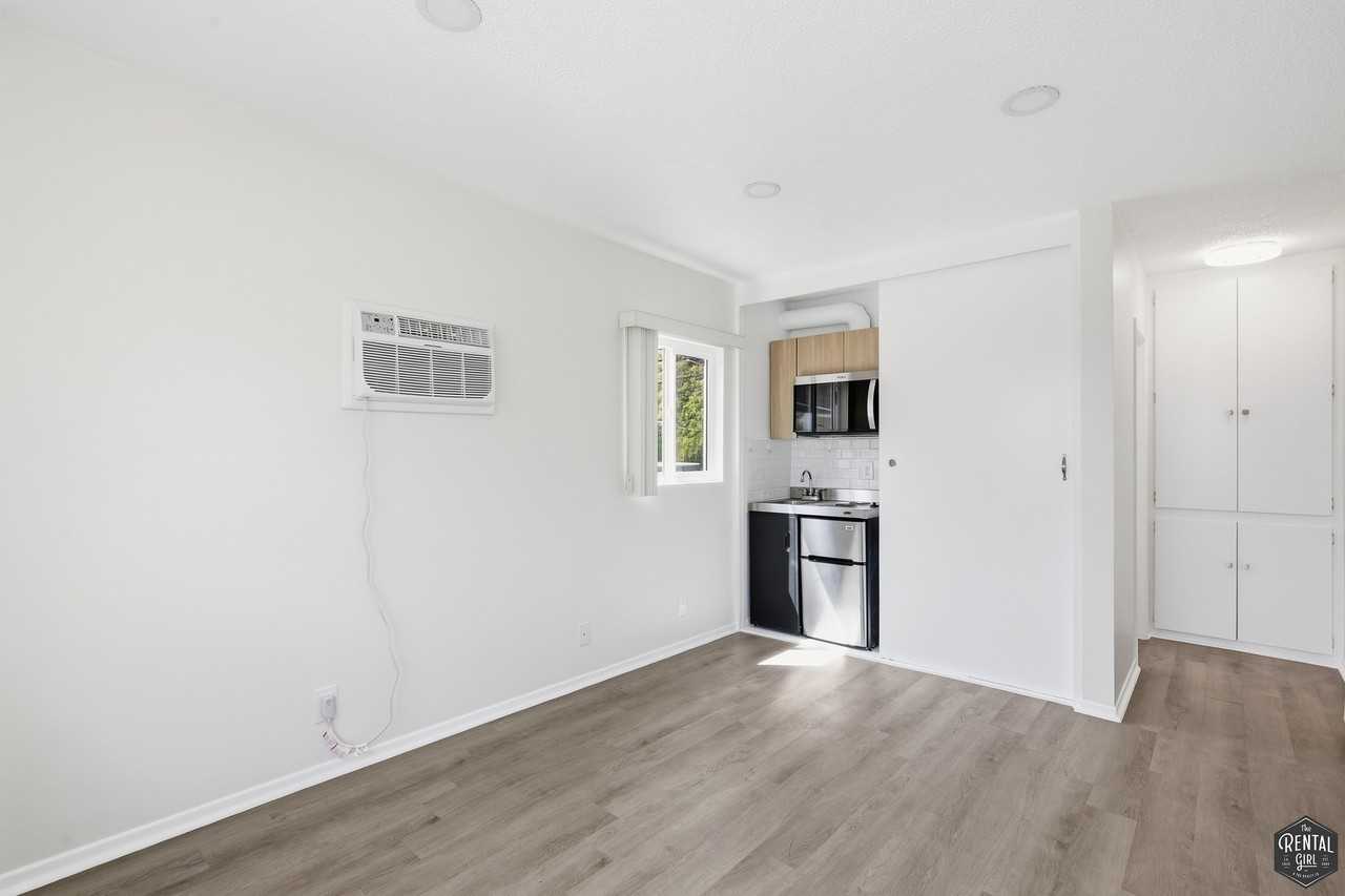 1333 Barry Ave #8 - Photo 4 of 11