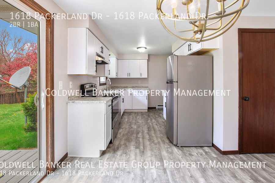 1618 Packerland Dr - Photo 7 of 12