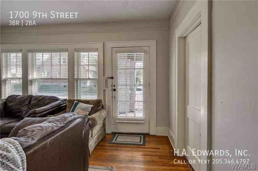 1700 9th St - Photo 2 of 6