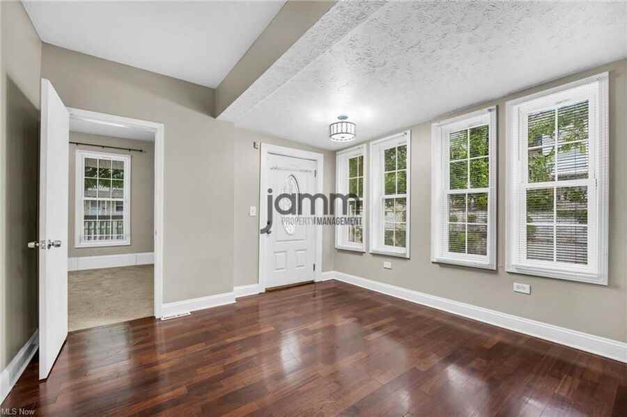 6020 Wakefield Ave - Photo 4 of 34