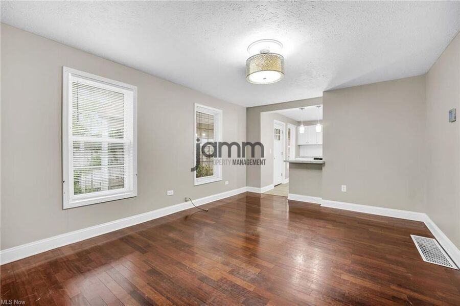 6020 Wakefield Ave - Photo 7 of 34