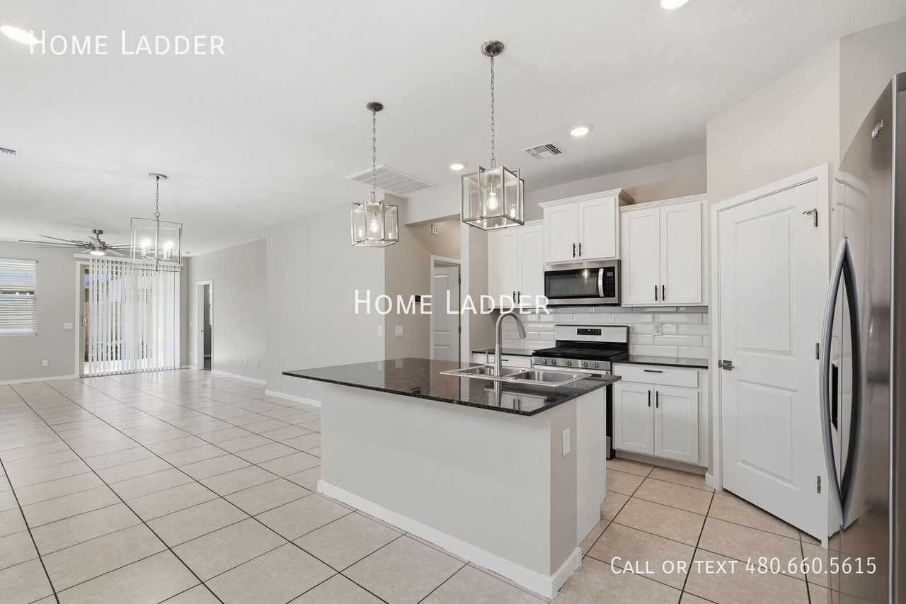 13544 N 142nd Dr - Photo 3 of 27