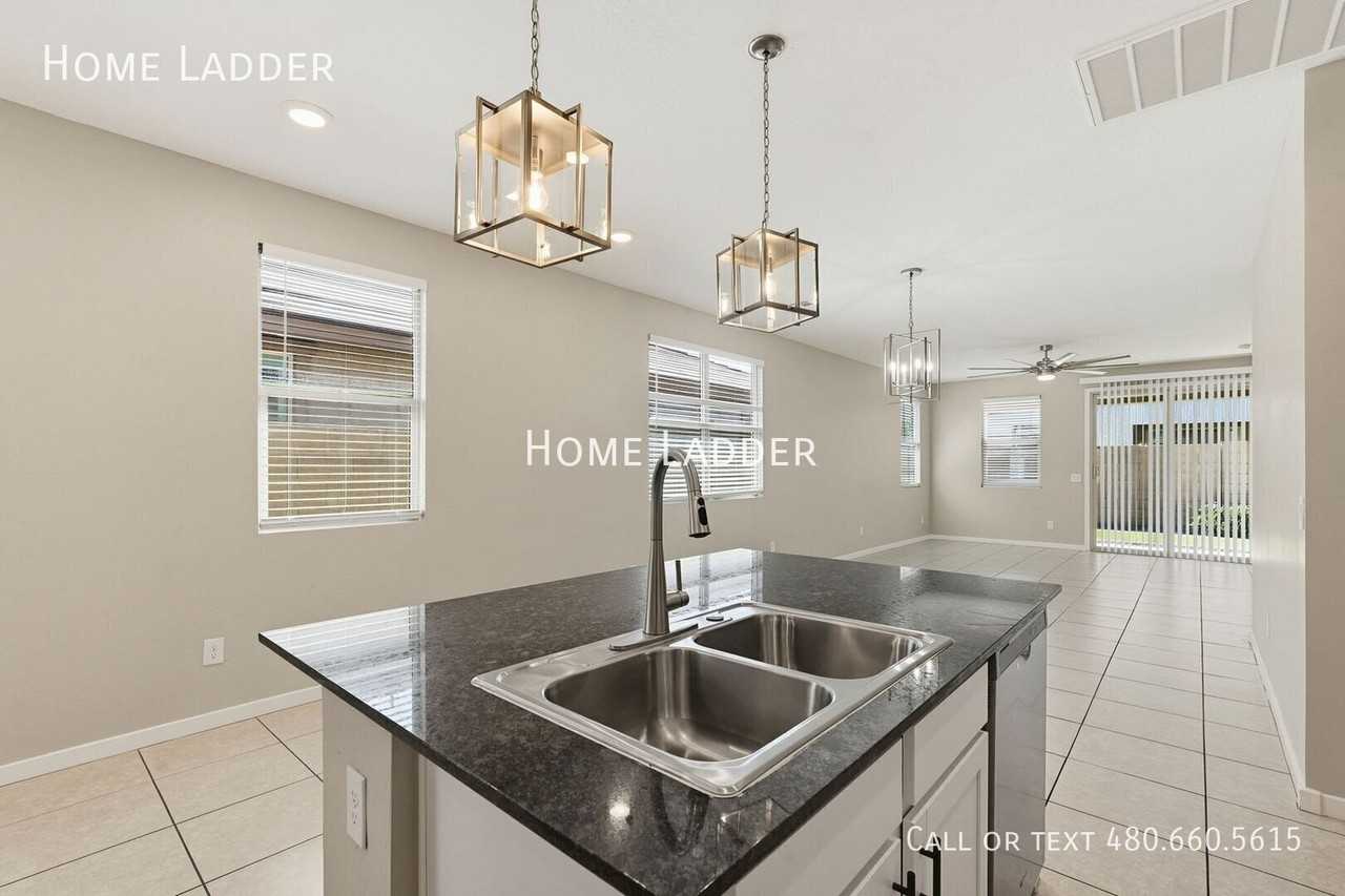 13544 N 142nd Dr - Photo 4 of 27