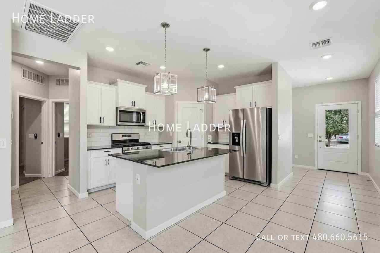 13544 N 142nd Dr - Photo 6 of 27