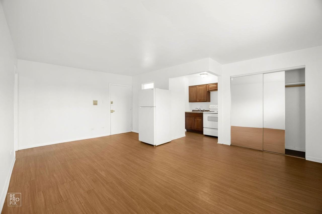 1426 S Cicero Ave #305 - Photo 3 of 10