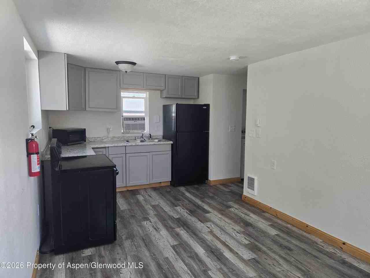 561 1/2 Barclay St - Photo 7 of 11