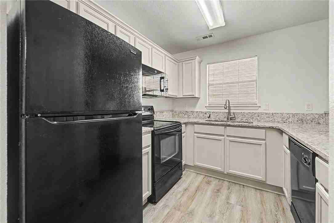 688 W Sycamore St - Photo 4 of 21