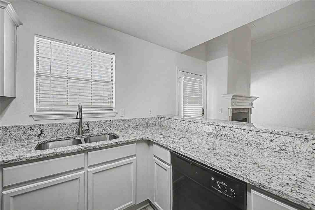 688 W Sycamore St - Photo 6 of 21