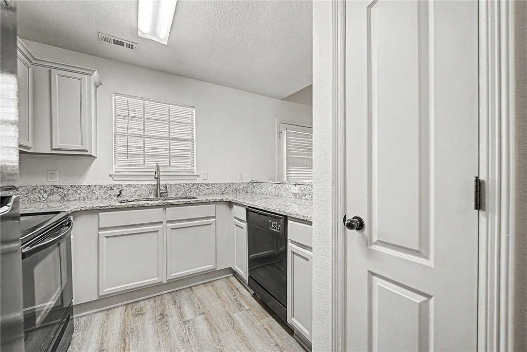 688 W Sycamore St - Photo 7 of 21
