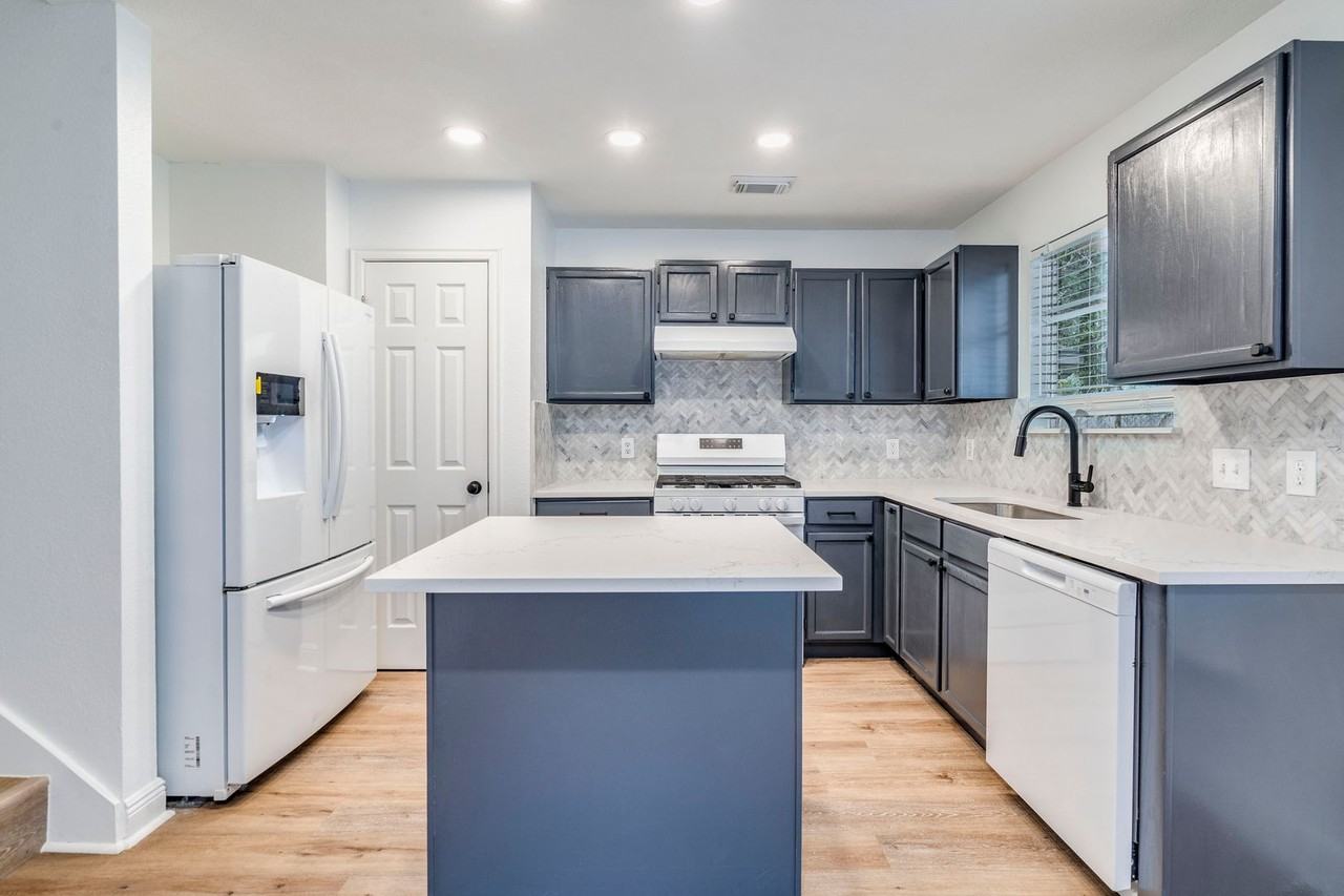 1106 Hughmont Dr - Photo 2 of 32