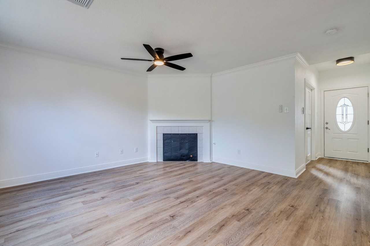 1106 Hughmont Dr - Photo 4 of 32