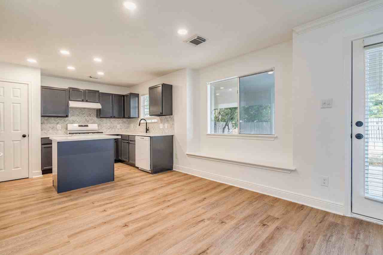 1106 Hughmont Dr - Photo 7 of 32