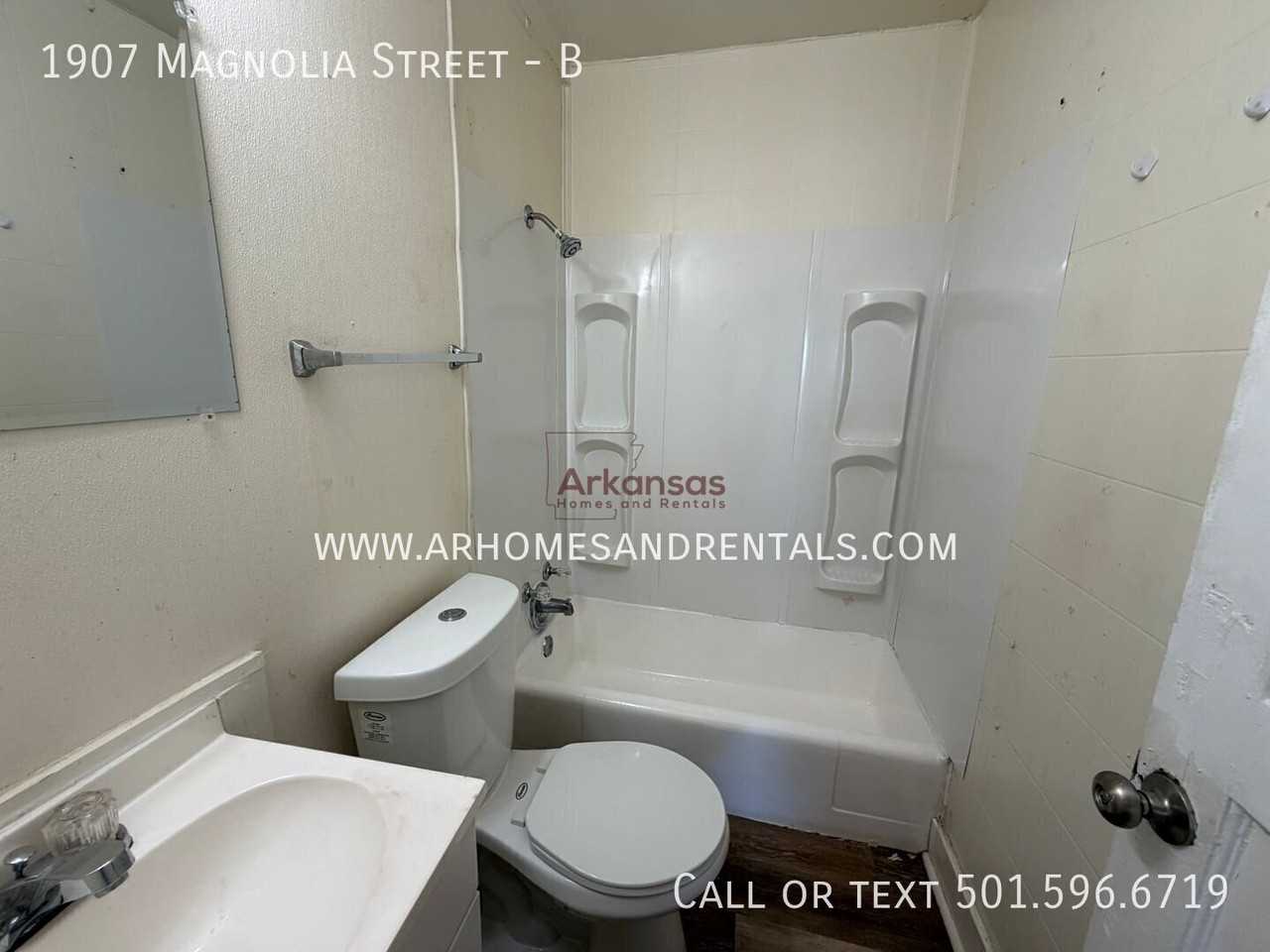 1907 N Magnolia St #B - Photo 6 of 9