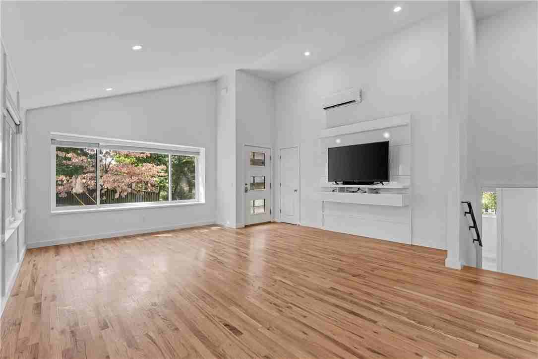 524 W Adams St - Photo 5 of 38