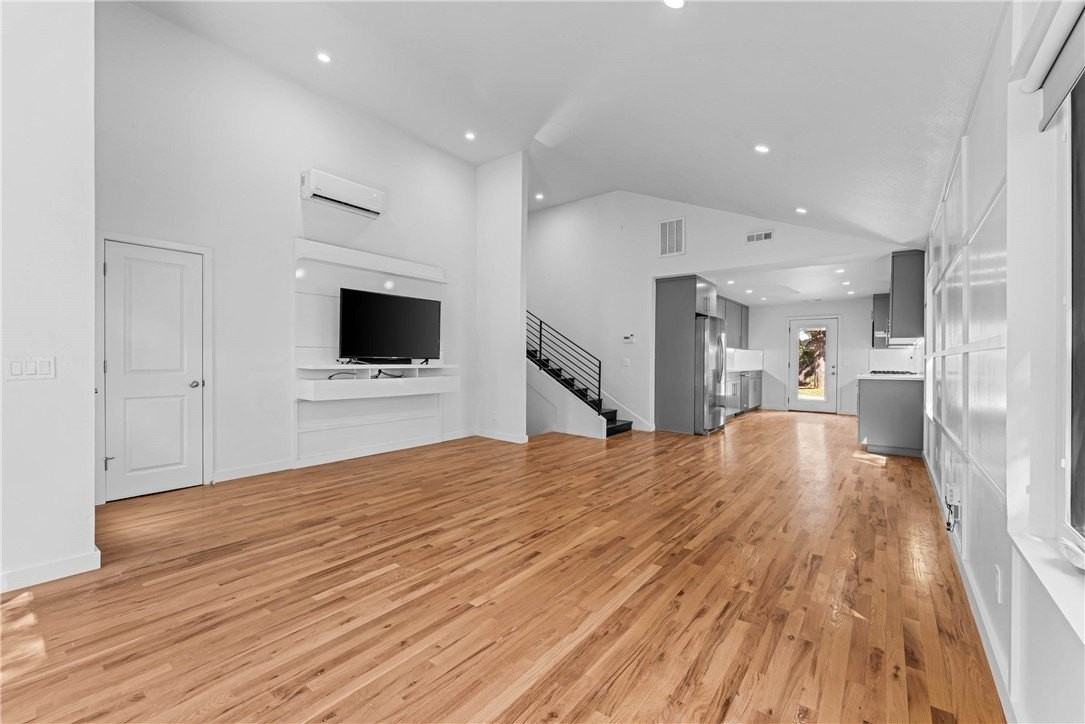 524 W Adams St - Photo 6 of 38