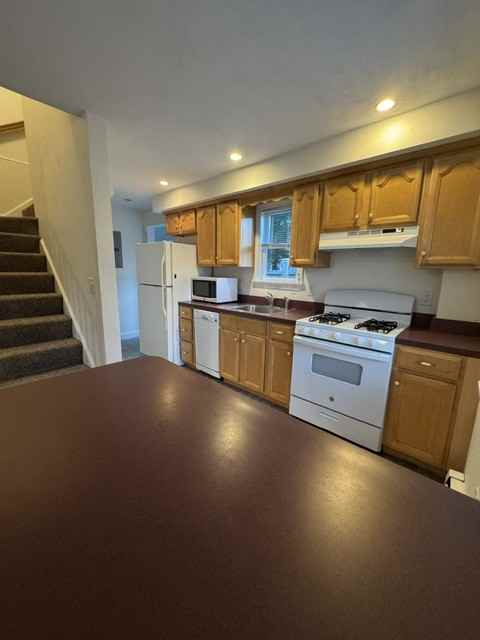 308 Essex St #1 - Photo 3 of 9